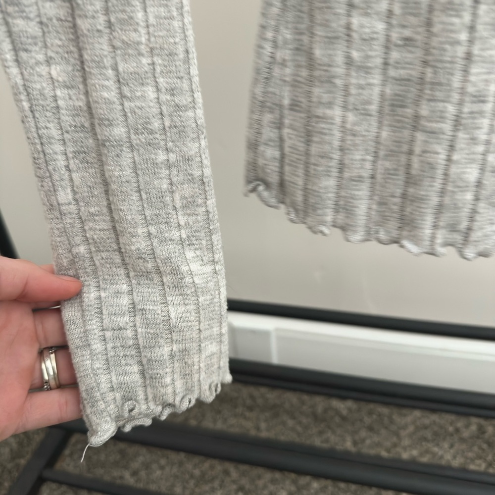 Gray Ribbed Long Sleeve Top - Picture 3 of 4